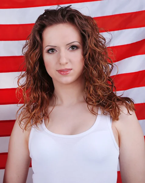 미국 국기의 바탕에 아름 다운 젊은 여성 — 스톡 사진