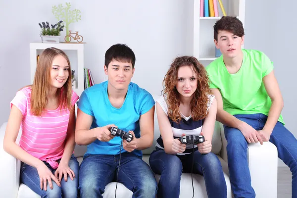Gruppe junger Freunde, die zu Hause Videospiele spielen — Stockfoto