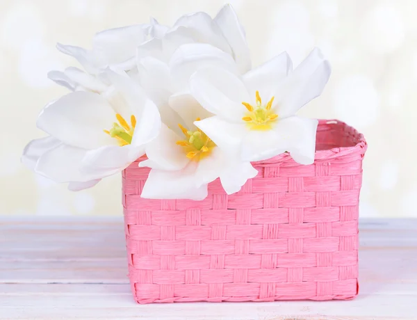 Mooi boeket van witte tulpen op tafel op lichte achtergrond — Stockfoto