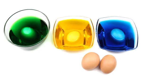 Boya Paskalya yumurta ve yumurta, beyaz izole kase — Stok fotoğraf