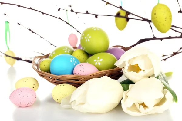 Composición de Pascua con ramas de huevos de cerca — Foto de Stock