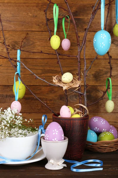 Pasen samenstelling met eieren takken op houten achtergrond — Stockfoto