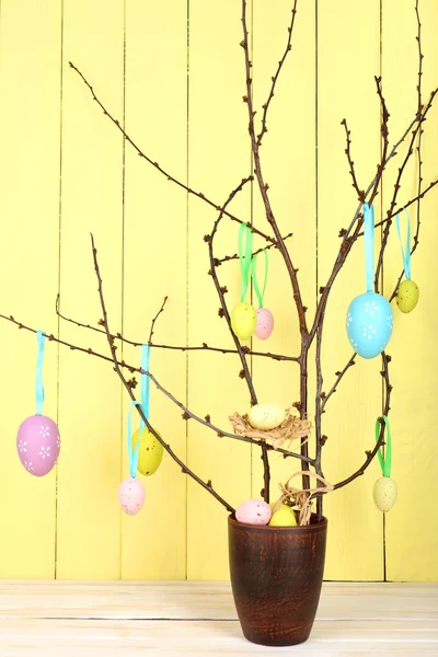 复活节组成与鸡蛋树枝上木制的背景 — 图库照片