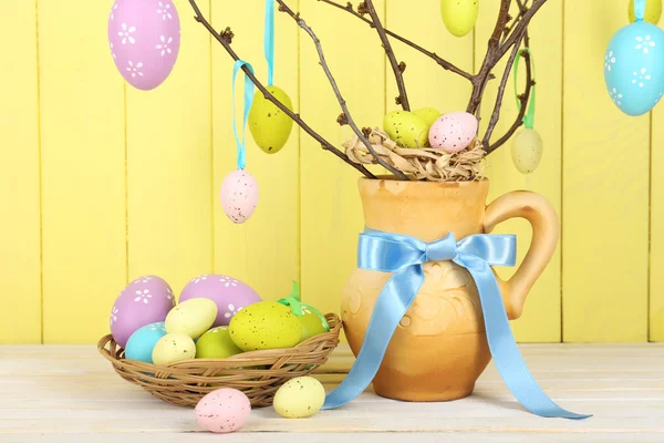 Ostern Komposition mit Eiern Zweige auf Holz Hintergrund — Stockfoto