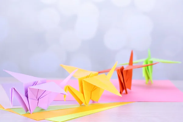 Gruas de Origami na mesa de madeira, no fundo claro — Fotografia de Stock