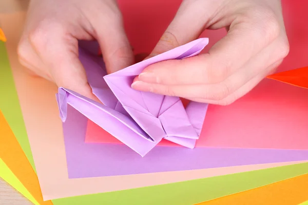 Händer att göra origami crane, närbild — Stockfoto