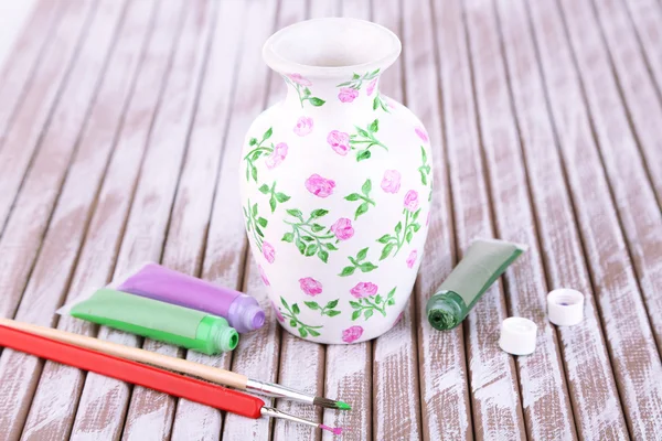 Hermoso jarrón hecho a mano y materiales de arte en mesa de madera — Foto de Stock