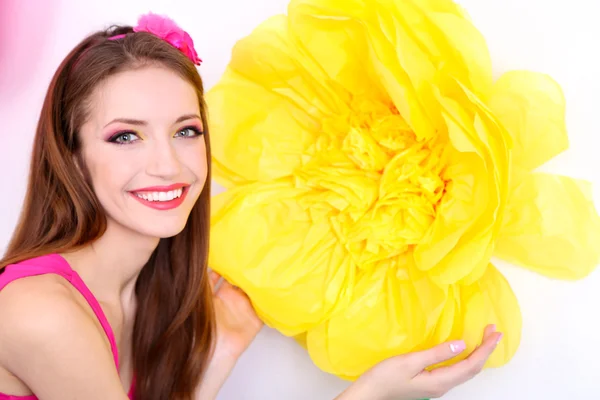 Mulher bonita em saia mesquinha com grande flor de perto — Fotografia de Stock