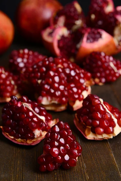 Rijp granaatappels op tafel close-up — Stockfoto