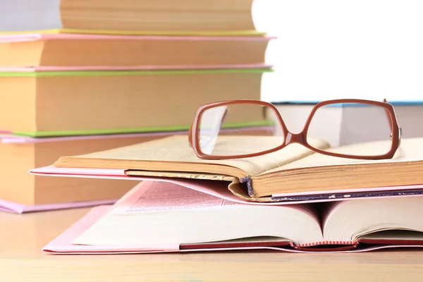 Komposition mit Brille und Büchern, isoliert auf weiß — Stockfoto