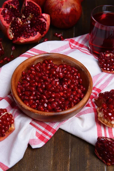 Rijp granaatappels op tafel close-up — Stockfoto
