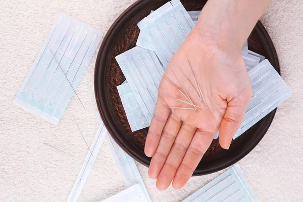 Aiguilles pour acupuncture à portée de main, gros plan — Photo