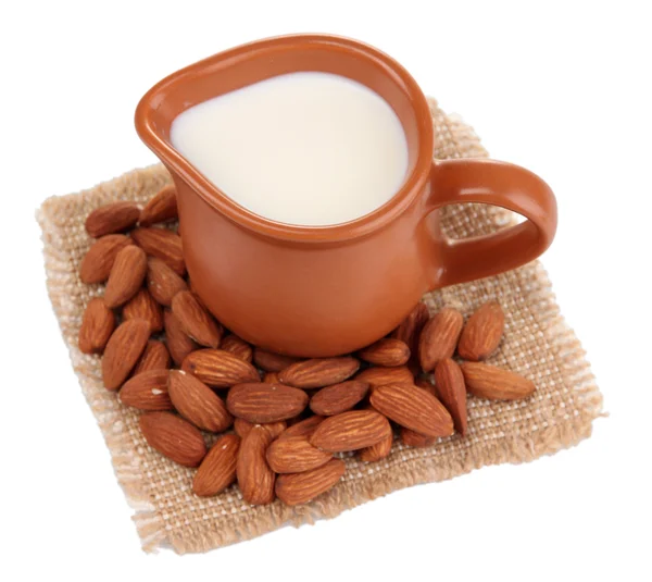 Mandel mjölk i kannan med mandel, isolerad på vit — Stockfoto