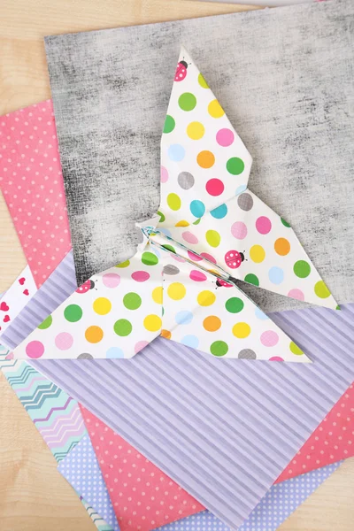 Origami kelebek ve renkli kağıtlara ahşap tablo