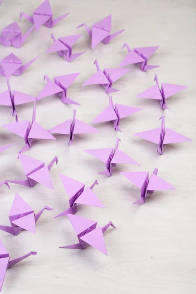 Origami Γερανοί σε ξύλινα φόντο — Φωτογραφία Αρχείου