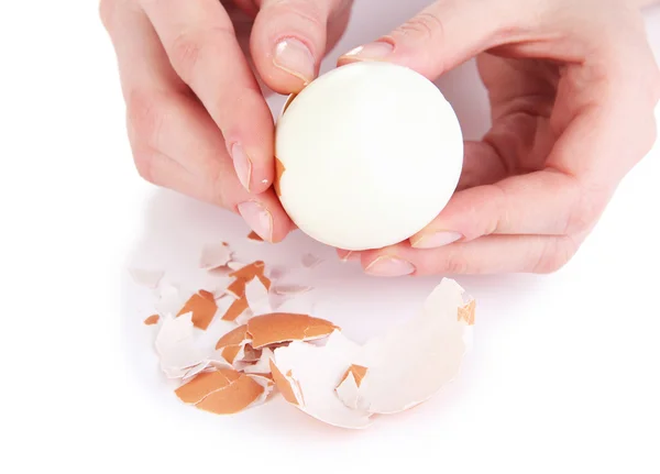 Manos sosteniendo huevo cocido pelado aislado en blanco — Foto de Stock