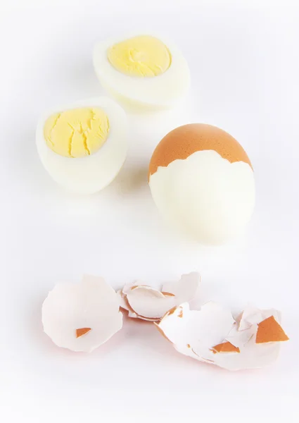 Uovo sodo sbucciato isolato su bianco — Foto Stock