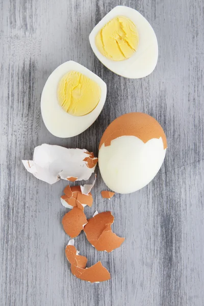 Uovo sbucciato bollito su sfondo di legno — Foto Stock
