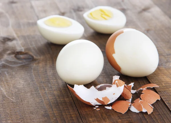 Очищене варене яйце на дерев'яному фоні — стокове фото