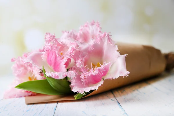 Krásné tulipány na dřevěný stůl pozadí — Stock fotografie