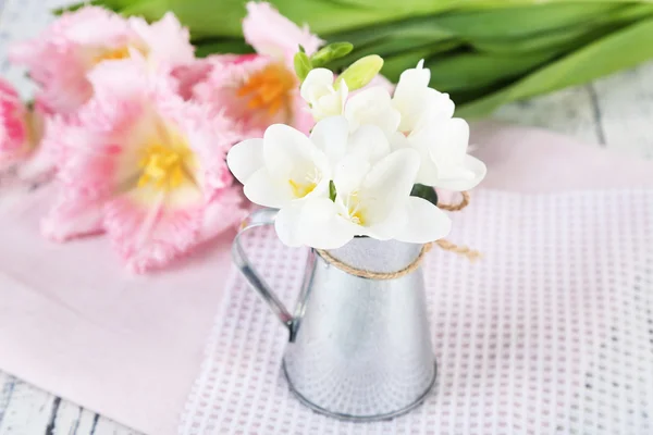 Composición con hermosas flores sobre fondo de madera — Foto de Stock