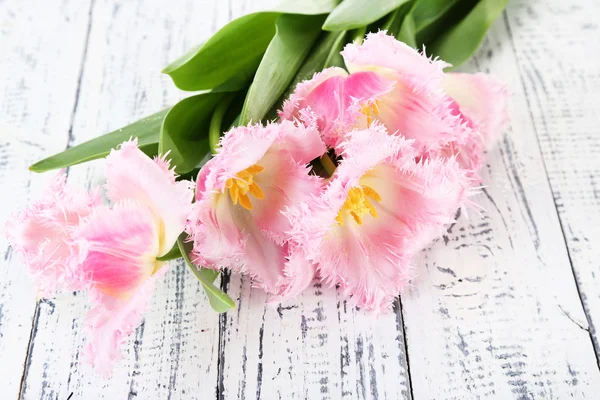 Hermosos tulipanes sobre fondo de madera — Foto de Stock