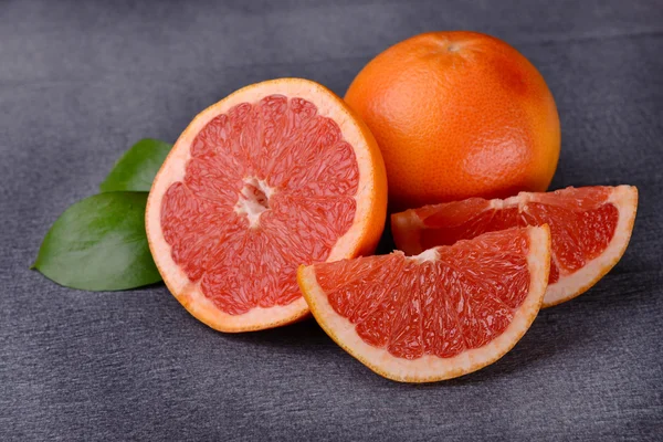 Rijp grapefruit op tafel close-up — Stockfoto