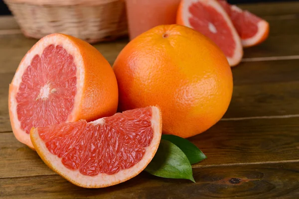 Rijp grapefruit op tafel close-up — Stockfoto