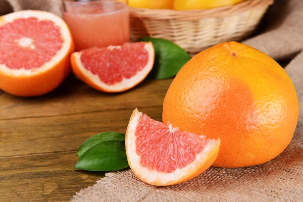 Reife Grapefruit auf dem Tisch in Großaufnahme — Stockfoto