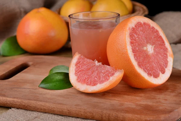 Rijp grapefruit met sap op tafel close-up — Stockfoto