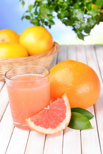 有果汁的成熟柚子放在桌子上特写 — 图库照片