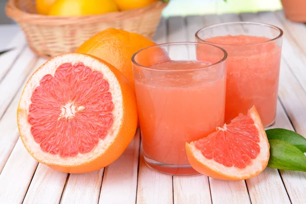 Rijp grapefruit met sap op tafel close-up — Stockfoto