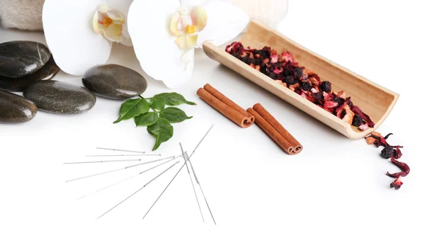 Samenstelling met naalden voor acupunctuur, geïsoleerd op wit — Stockfoto