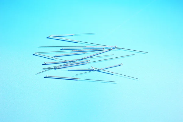 Naalden voor acupunctuur op blauwe achtergrond — Stockfoto