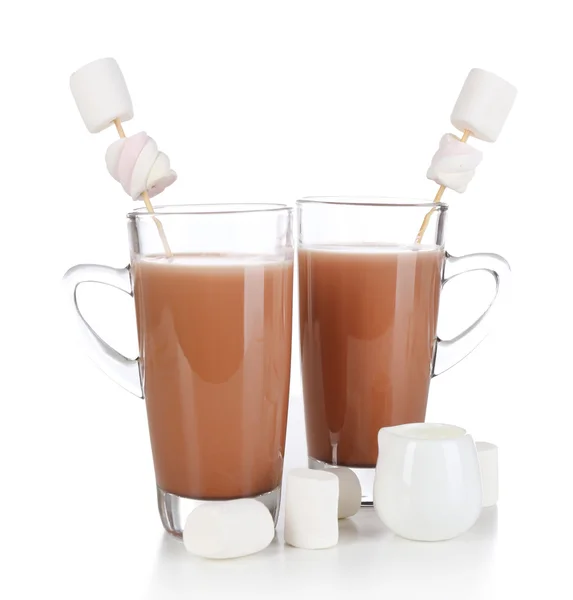 Chocolate quente com marshmallows, isolado em branco — Fotografia de Stock