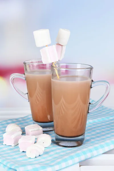 Chocolate caliente con malvaviscos, sobre fondo claro —  Fotos de Stock