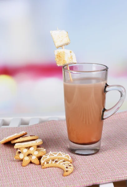 Chocolat chaud avec guimauves, sur fond clair — Photo