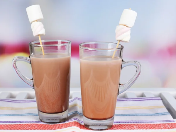 Chocolate caliente con malvaviscos, sobre fondo claro —  Fotos de Stock