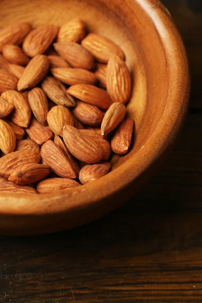 Almonds in bowl, close-up — Stock Photo, Image