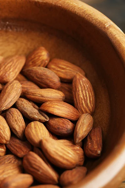 Almendras en tazón, primer plano — Foto de Stock