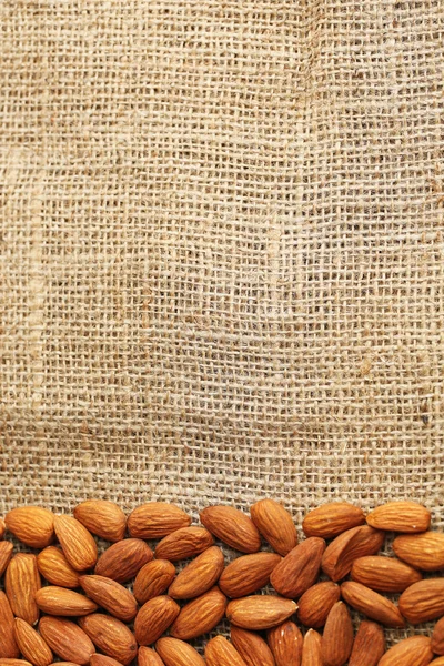 Almendras sobre fondo de saco —  Fotos de Stock