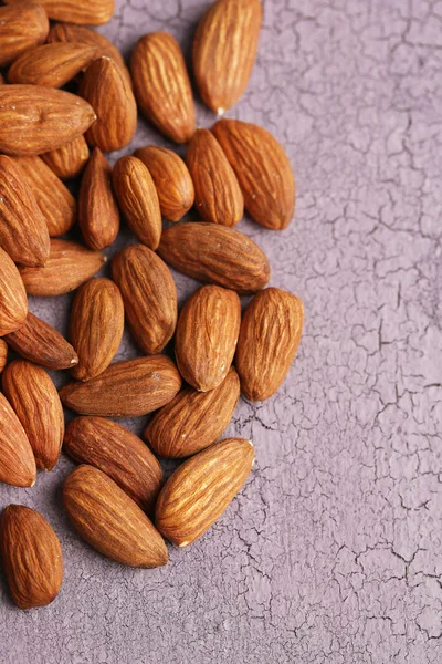 Almendras sobre fondo de madera color — Foto de Stock