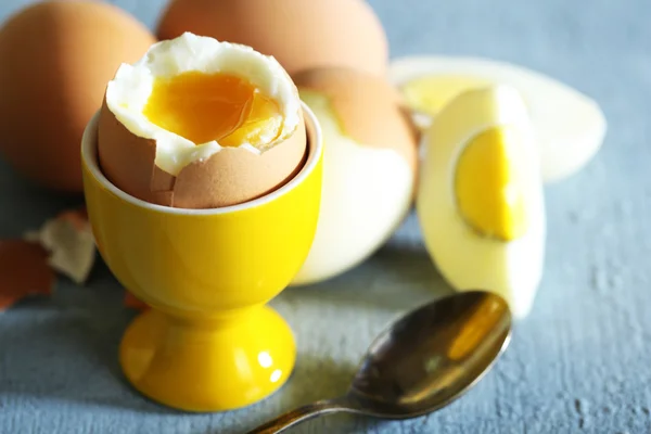 Варені яйця на кольоровому дерев'яному фоні — стокове фото