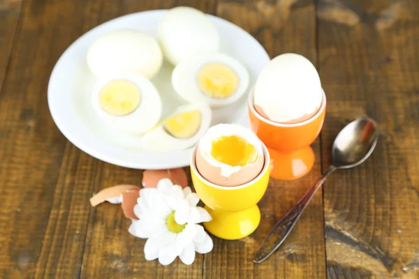 Kokta ägg på färg trä bakgrund — Stockfoto