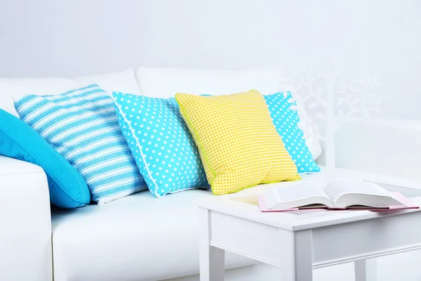 Sofá blanco con almohadas de colores en la habitación — Foto de Stock