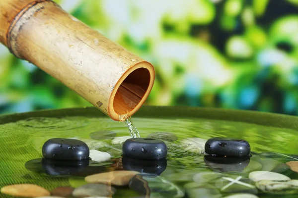 Wellness-Stillleben mit Bambusbrunnen, auf hellem Hintergrund — Stockfoto