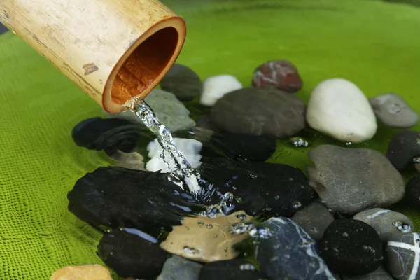 Terme nature morte con fontana di bambù e pietre, da vicino — Foto Stock