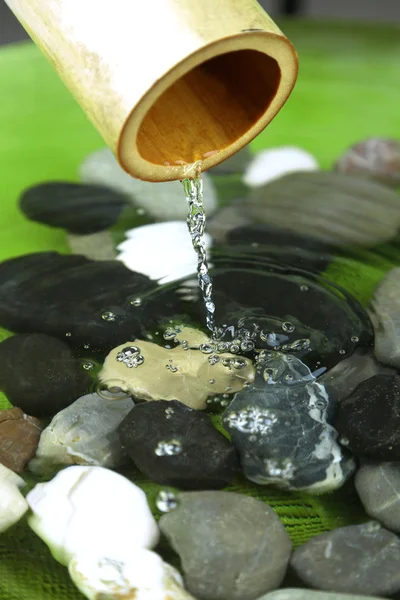Spa Stilleben med bambu fontän och stenar, närbild — Stockfoto