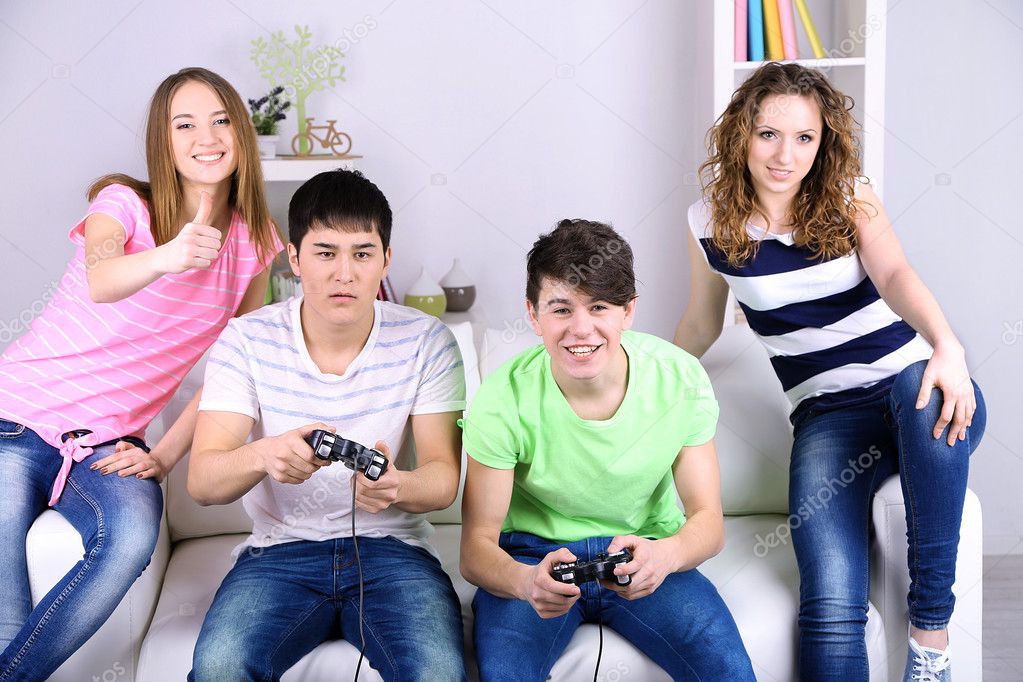 Group of young friends playing video games at home — Stock Photo