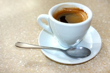 Kafedeki masada bir fincan kahve.